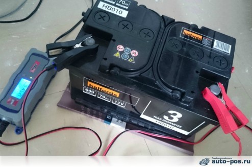 На снимке — увеличение плотности электролита зарядным устройством