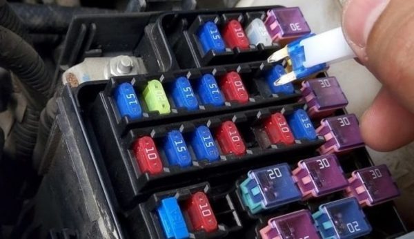 нять предохранитель топливного насоса