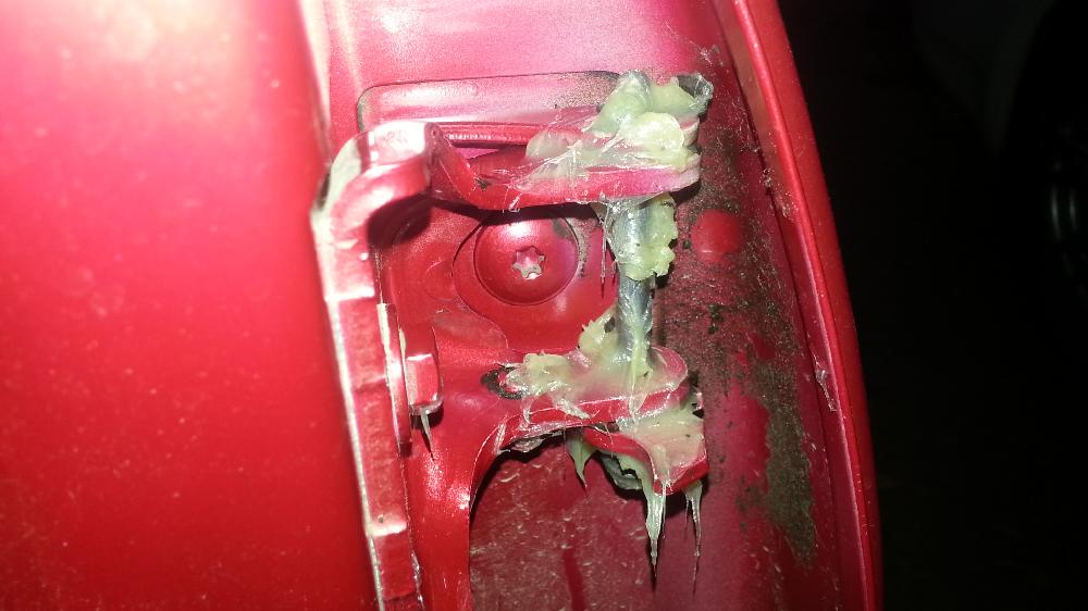 Литиевая смазка на дверной петле автомобиля Литиевая смазка на дверной петле автомобиля