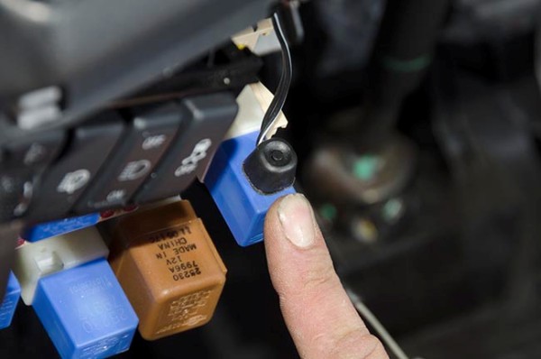 Как отключить сигнализацию Старлайн (Starline), если не работает брелок: аварийное отключение Как отключить сигнализацию Старлайн (Starline), если не работает брелок: аварийное отключение