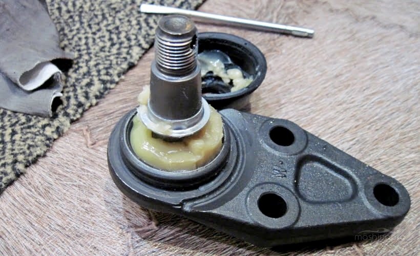 Смажьте шаровой шарнир