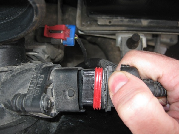 Отсоедините разъем датчика