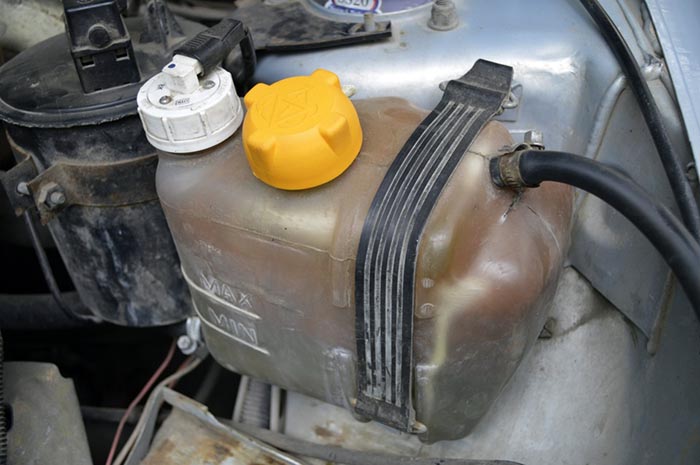 Расширительный бачок с датчиком уровня жидкости