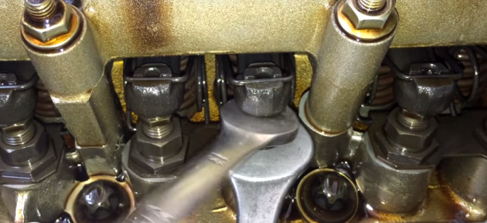 Поверните гайку, чтобы увеличить или уменьшить зазор