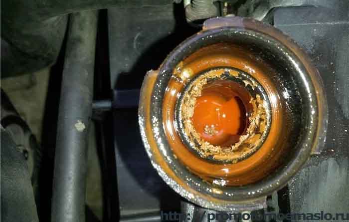 Лампа давления масла загорается при прогретом двигателе