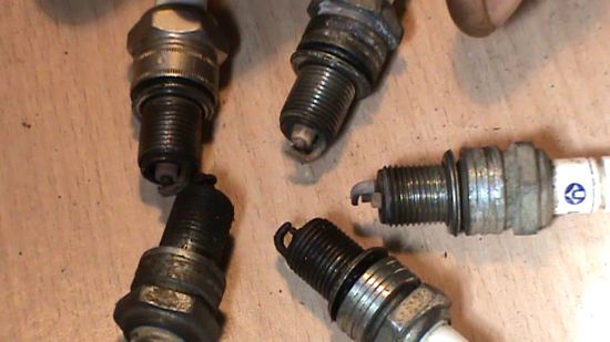 неисправные свечи зажигания – одна из причин дергания автомобиля