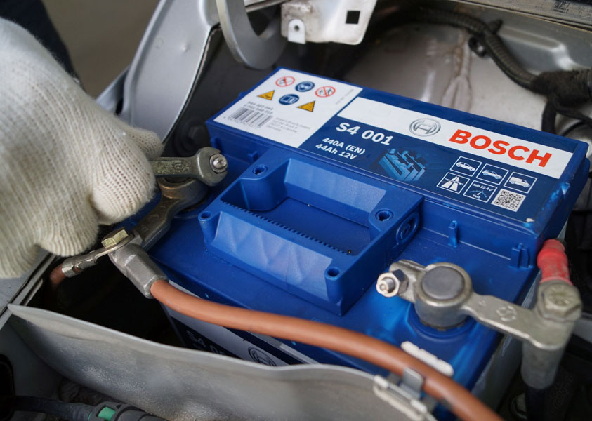 Аккумулятор автомобиля короткий