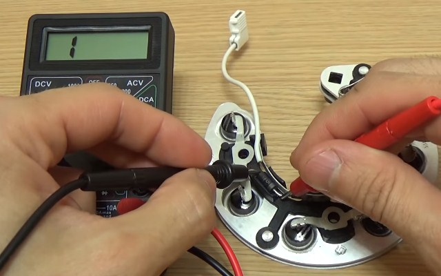 Таким же образом проверьте маленькие диоды на мосту