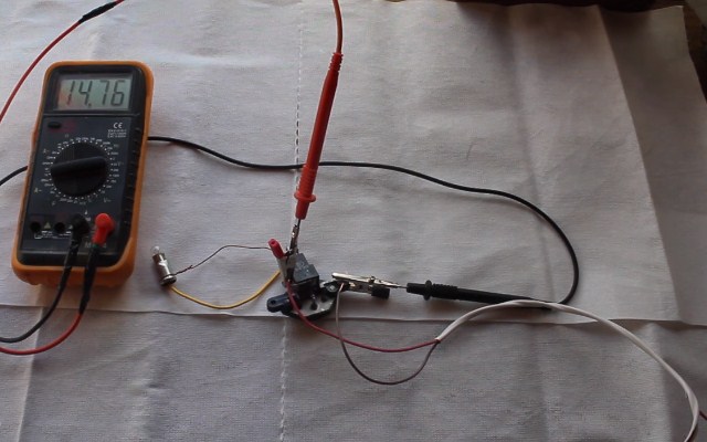 При повышении напряжения до 14 В лампа должна погаснуть