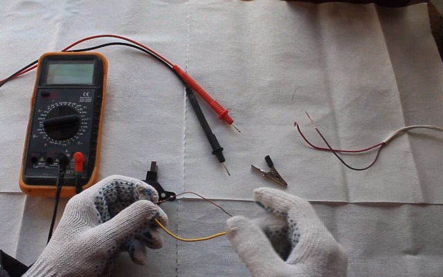 Подключить лампочку двумя проводами