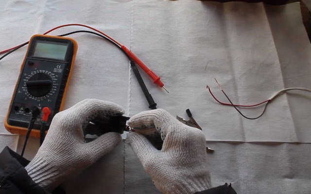 Подсоедините провода к щеткам