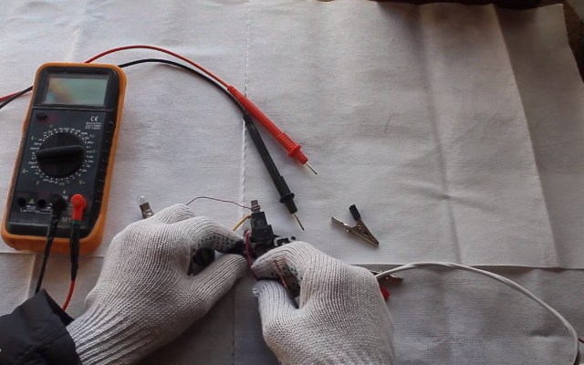 Подключите минус источника питания к реле