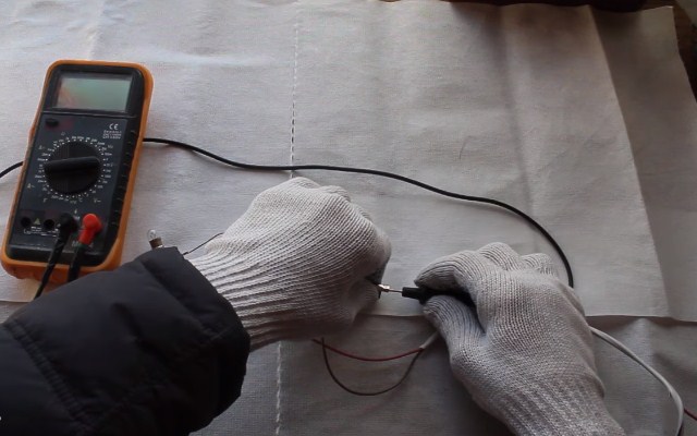 Подключите минус мультиметра к реле регулятора