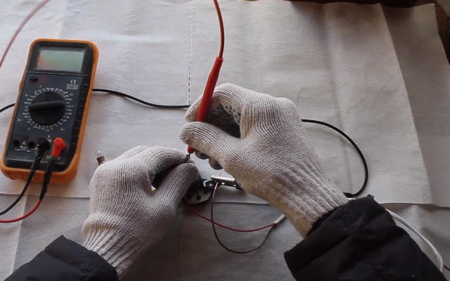 Подключите плюсовую клемму к мультиметру