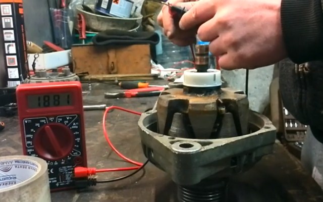 Подключите щупы к устройству, чтобы проверить работоспособность