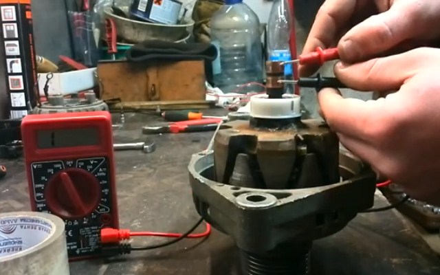 Прикрепите датчики к кольцам ротора