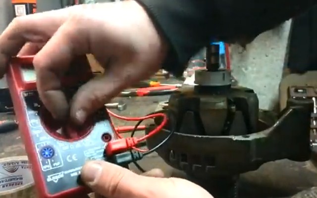 Установите режим измерения сопротивления на мультиметре