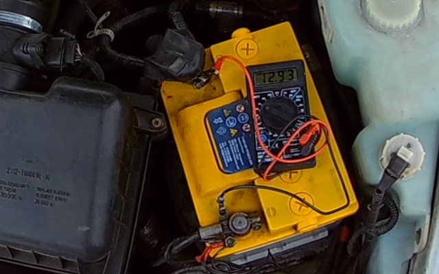 Подключить мультиметр к аккумулятору