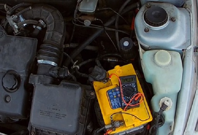 Контролировать напряжение, поступающее от генератора