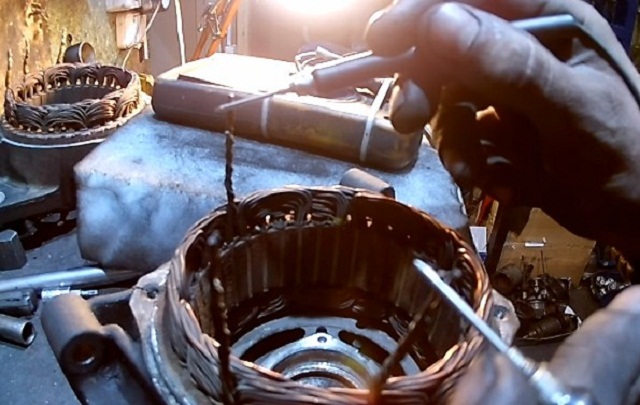 Подключите клемму мультиметра к выводу обмотки