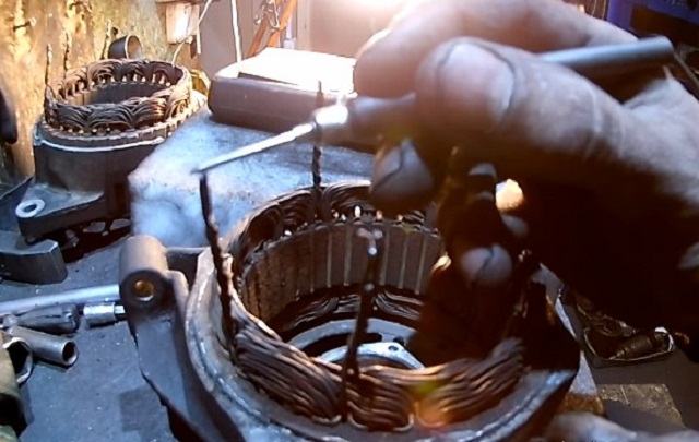 Клемму подключайте поочередно к выводам обмотки