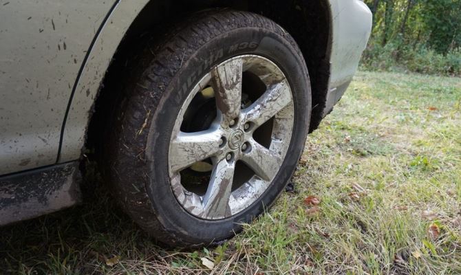 Автомобильное колесо с ржавым диском