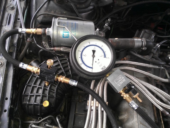 Проверяет датчики топливного насоса