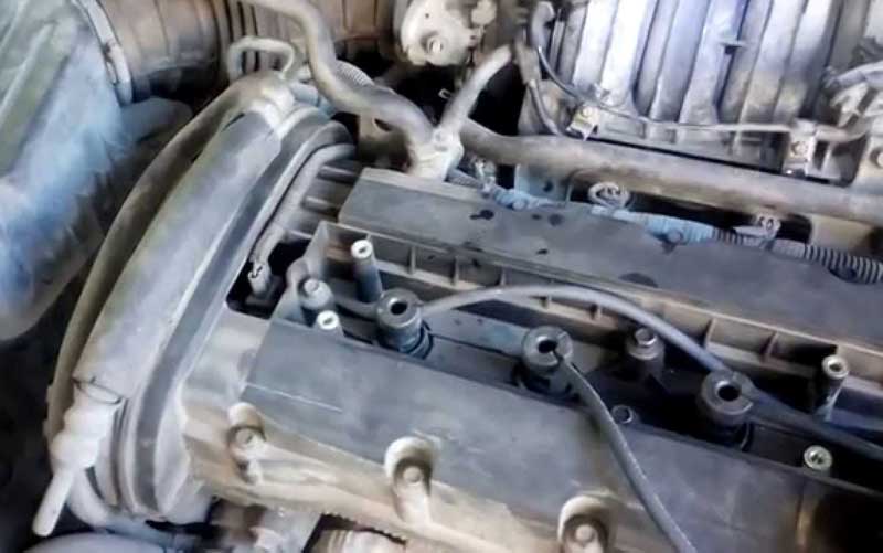 Управляет работой двигателя