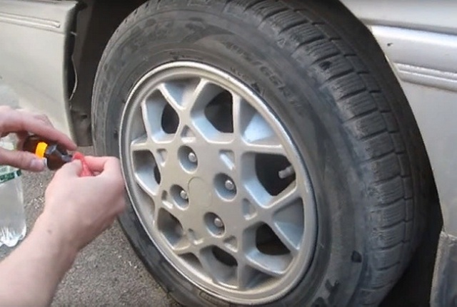 Вы можете использовать губку или шприц для нанесения глицерина