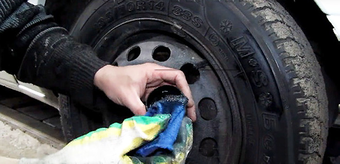 Нанесение крема для обуви на боковину шины