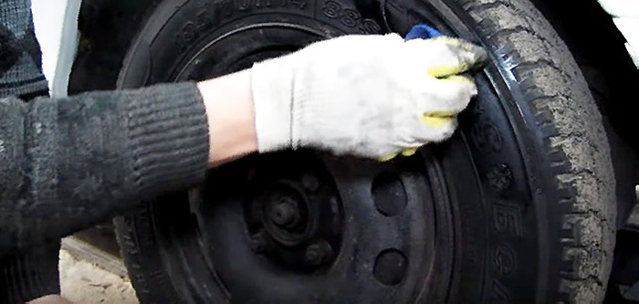 Протрите резину сухой тканью