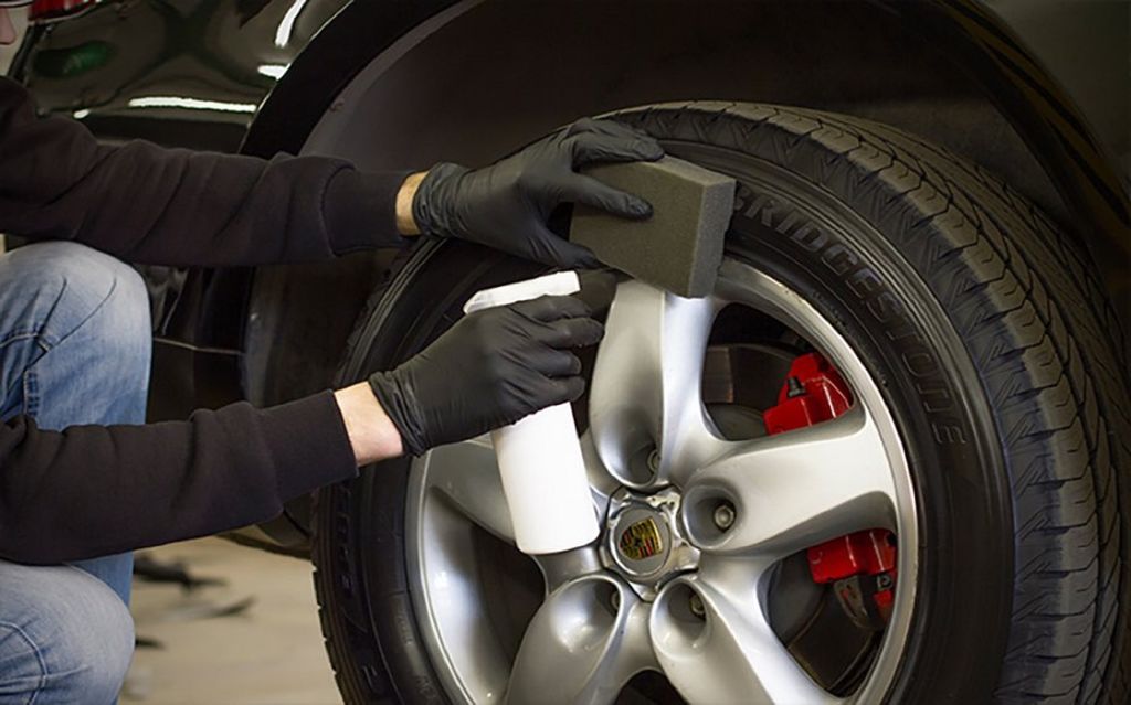 Услуги по тонировке автомобилей используют специальные инструменты