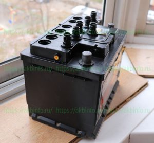 открытые крышки аккумуляторных батарей