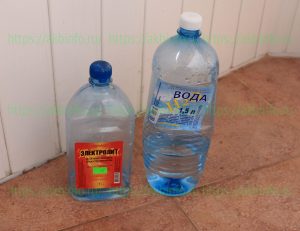 Электролит и дистиллированная вода