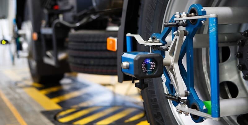 почему машину тянет влево когда отпускаешь руль