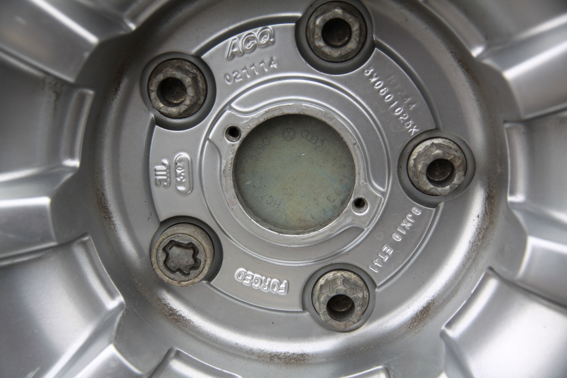 Разметка между отверстиями под крепежные болты