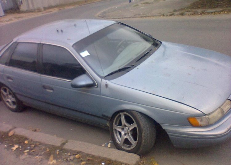 Автомобиль со сломанным колесом