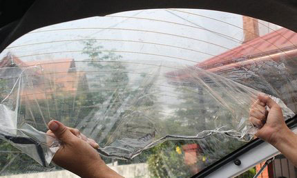 Снимает тонировку с заднего стекла