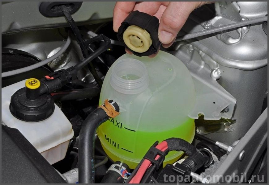 Как долить антифриз: холодный или горячий