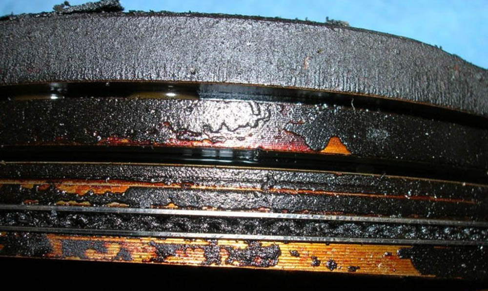 Крупный план сваренного поршневого кольца Вареное поршневое кольцо