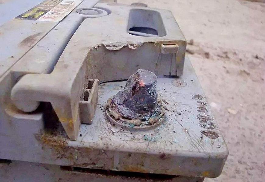 Повреждена клемма аккумулятора