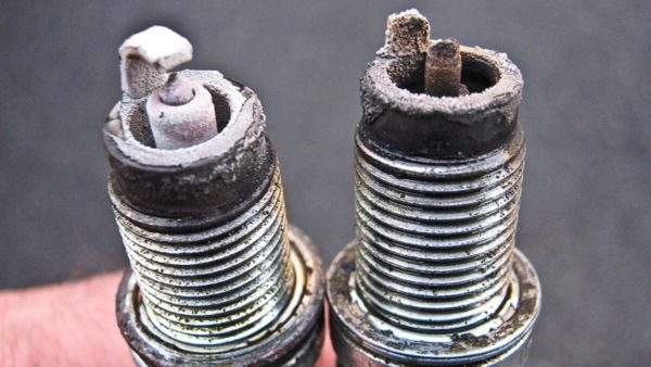 горящая свеча зажигания