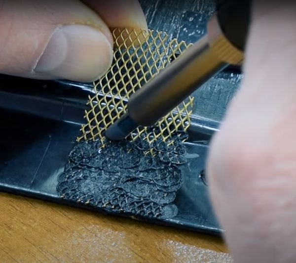 Припаиваем сетку на бампер.