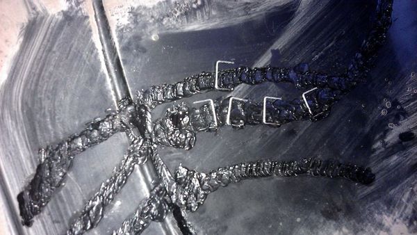 Кронштейны впаяны в трещину в бампере.