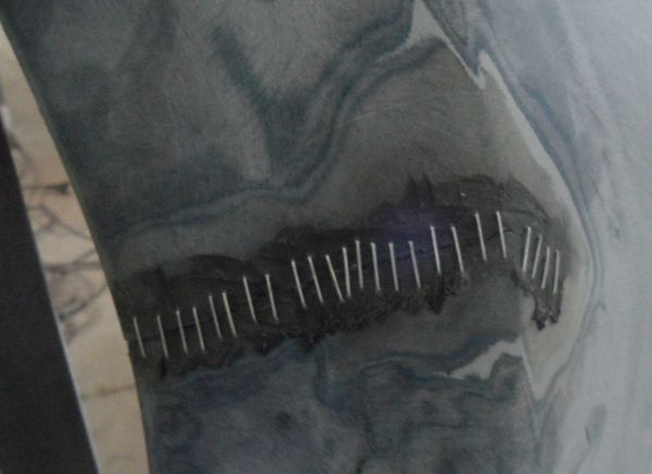 Щель закрывается скобами.