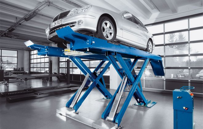 Автомобиль поднят на опору